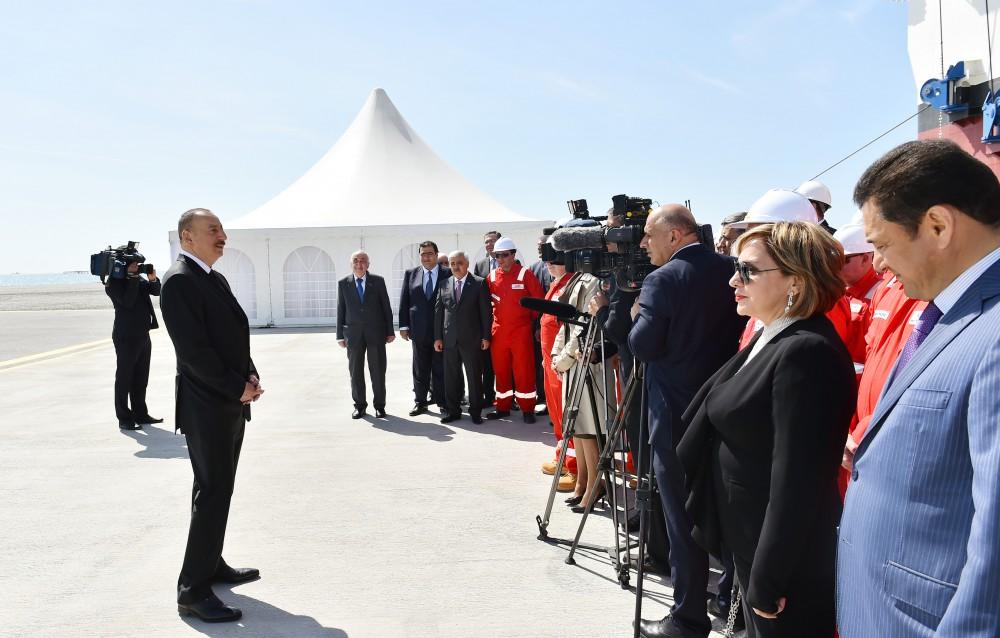Ilham Aliyev attends opening of drilling rig named after Heydar Aliyev (PHOTO)
