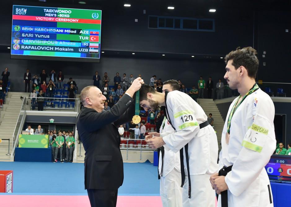 President Ilham Aliyev presented medals to Baku 2017 taekwondo winners (PHOTO, VIDEO)