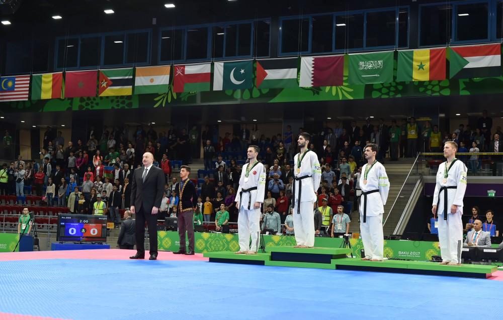 President Ilham Aliyev presented medals to Baku 2017 taekwondo winners (PHOTO, VIDEO)