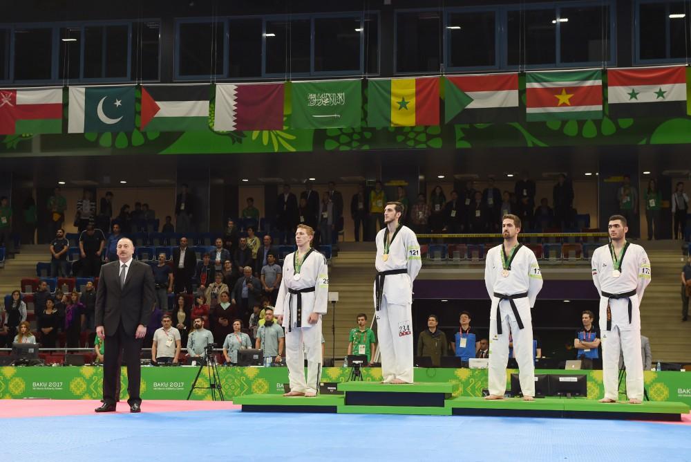 President Ilham Aliyev presented medals to Baku 2017 taekwondo winners (PHOTO, VIDEO)