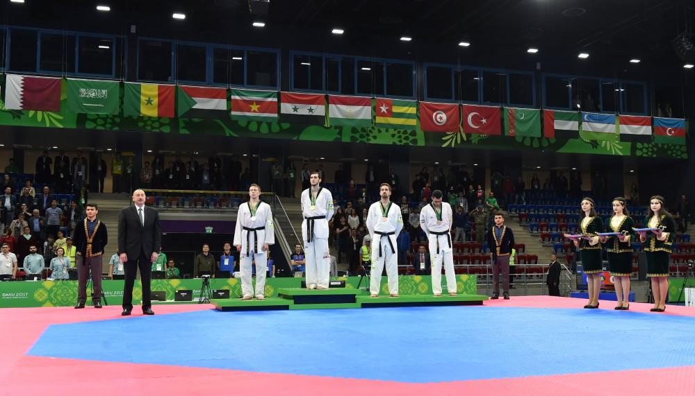 President Ilham Aliyev presented medals to Baku 2017 taekwondo winners (PHOTO, VIDEO)