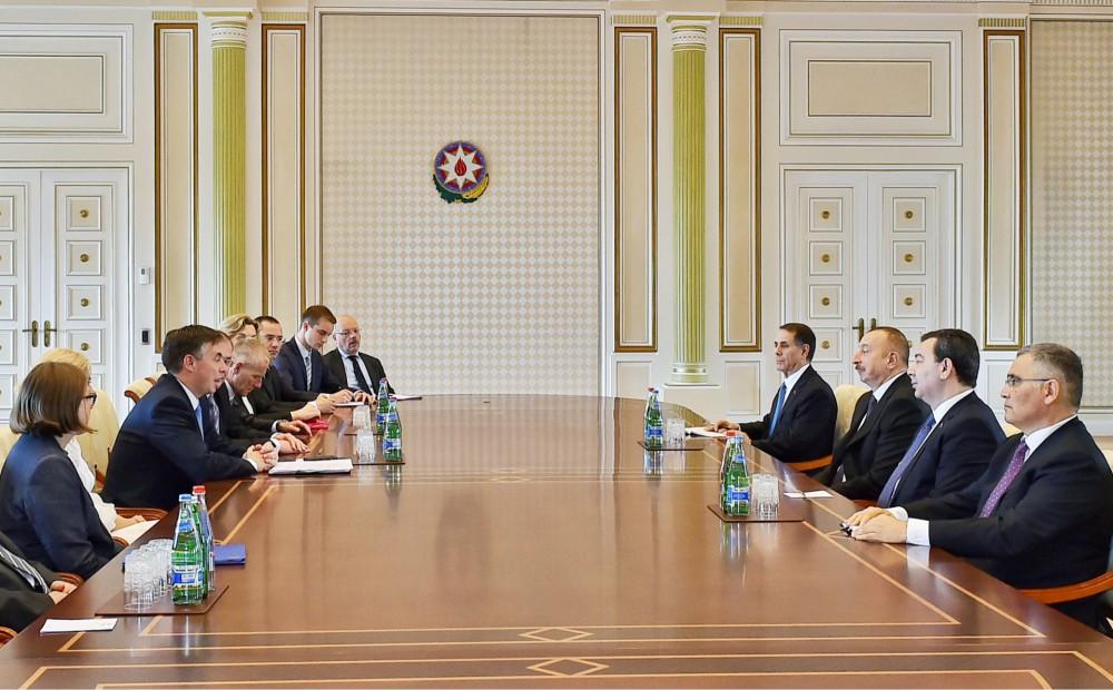 Ilham Aliyev receives European Parliament delegation  (PHOTO)