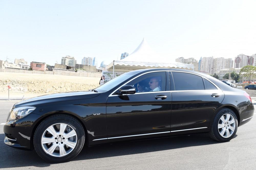 Azerbaijani president, first lady attend opening of newly-built roads in Baku (PHOTO)
