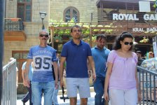 F1 fans viewing tourist attractions of Baku (PHOTO)