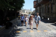 F1 fans viewing tourist attractions of Baku (PHOTO)