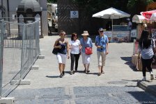 F1 fans viewing tourist attractions of Baku (PHOTO)
