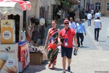F1 fans viewing tourist attractions of Baku (PHOTO)