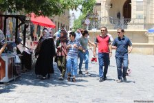 F1 fans viewing tourist attractions of Baku (PHOTO)