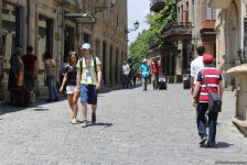 F1 fans viewing tourist attractions of Baku (PHOTO)