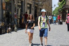 F1 fans viewing tourist attractions of Baku (PHOTO)
