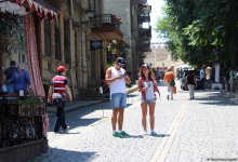 F1 fans viewing tourist attractions of Baku (PHOTO)