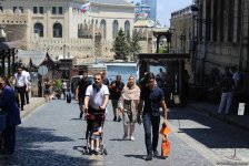 F1 fans viewing tourist attractions of Baku (PHOTO)