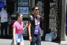 F1 fans viewing tourist attractions of Baku (PHOTO)