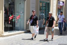 F1 fans viewing tourist attractions of Baku (PHOTO)