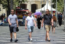 F1 fans viewing tourist attractions of Baku (PHOTO)