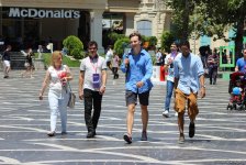 F1 fans viewing tourist attractions of Baku (PHOTO)