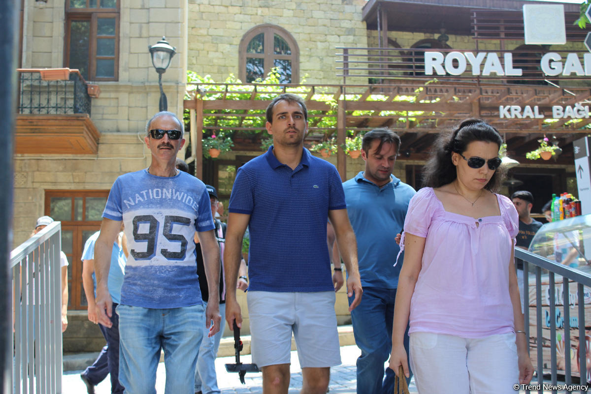 F1 fans viewing tourist attractions of Baku (PHOTO)