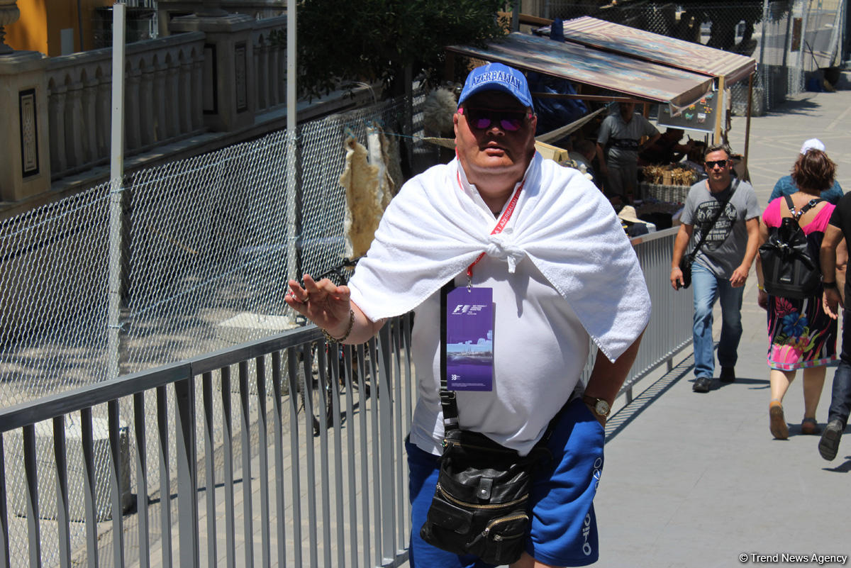 F1 fans viewing tourist attractions of Baku (PHOTO)