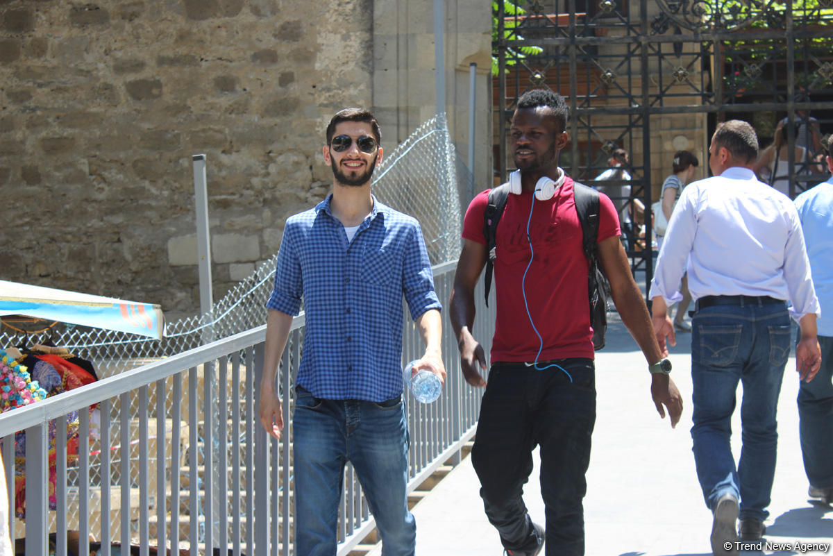 F1 fans viewing tourist attractions of Baku (PHOTO)