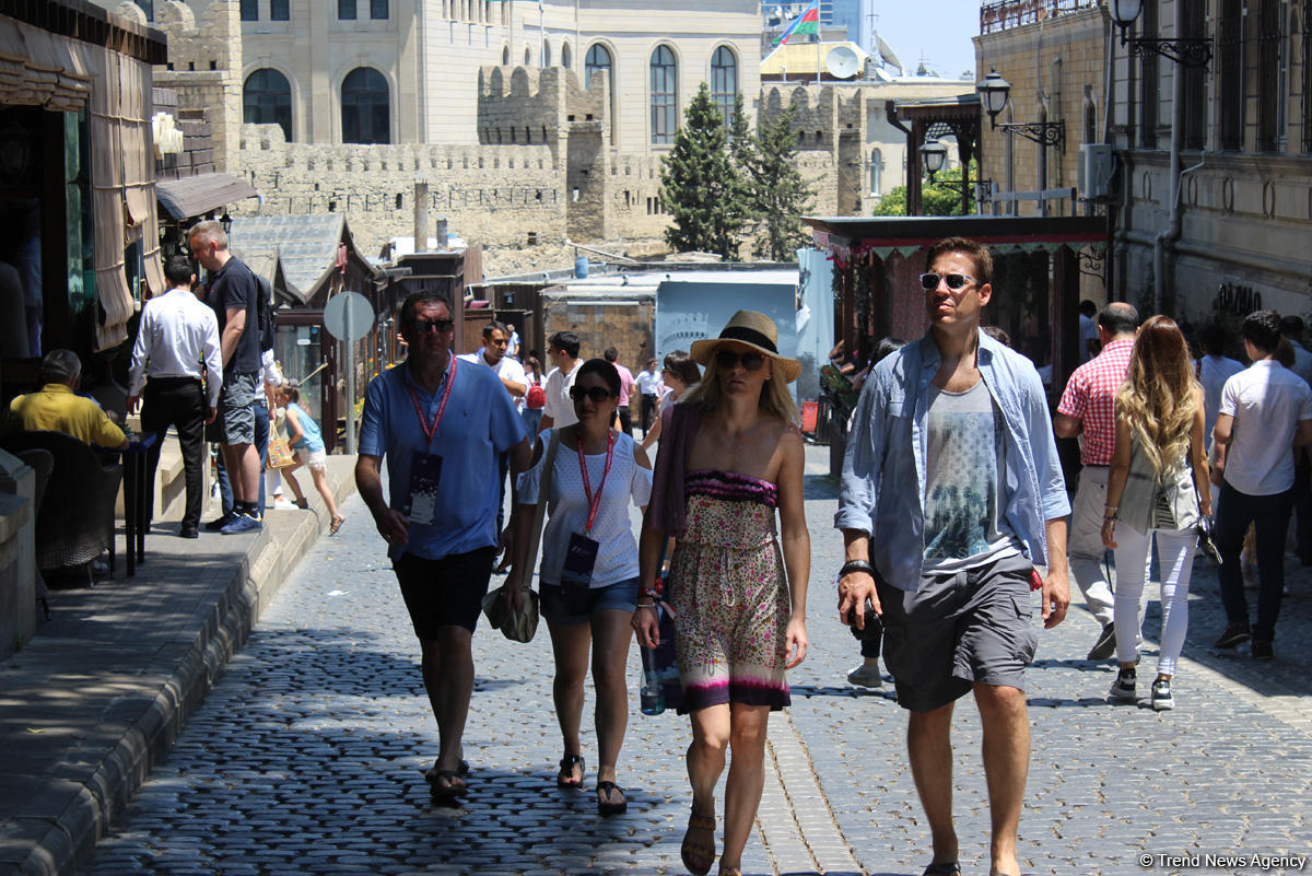 F1 fans viewing tourist attractions of Baku (PHOTO)
