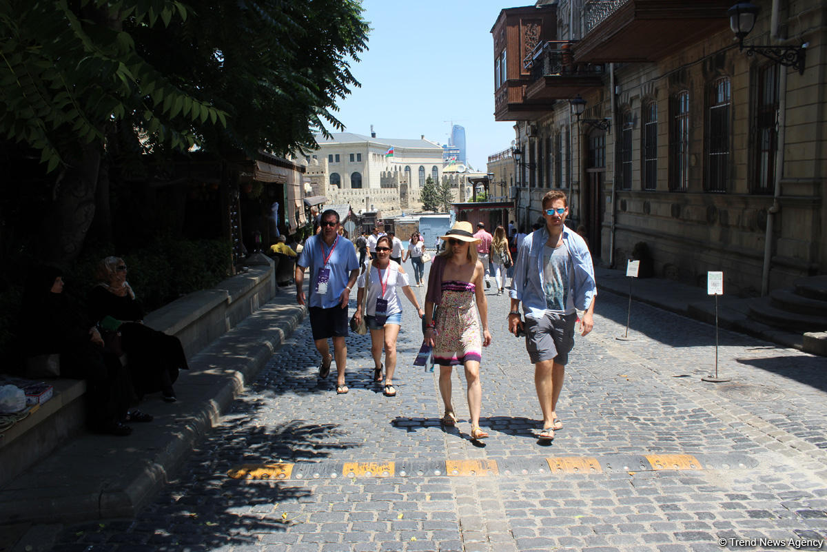 F1 fans viewing tourist attractions of Baku (PHOTO)