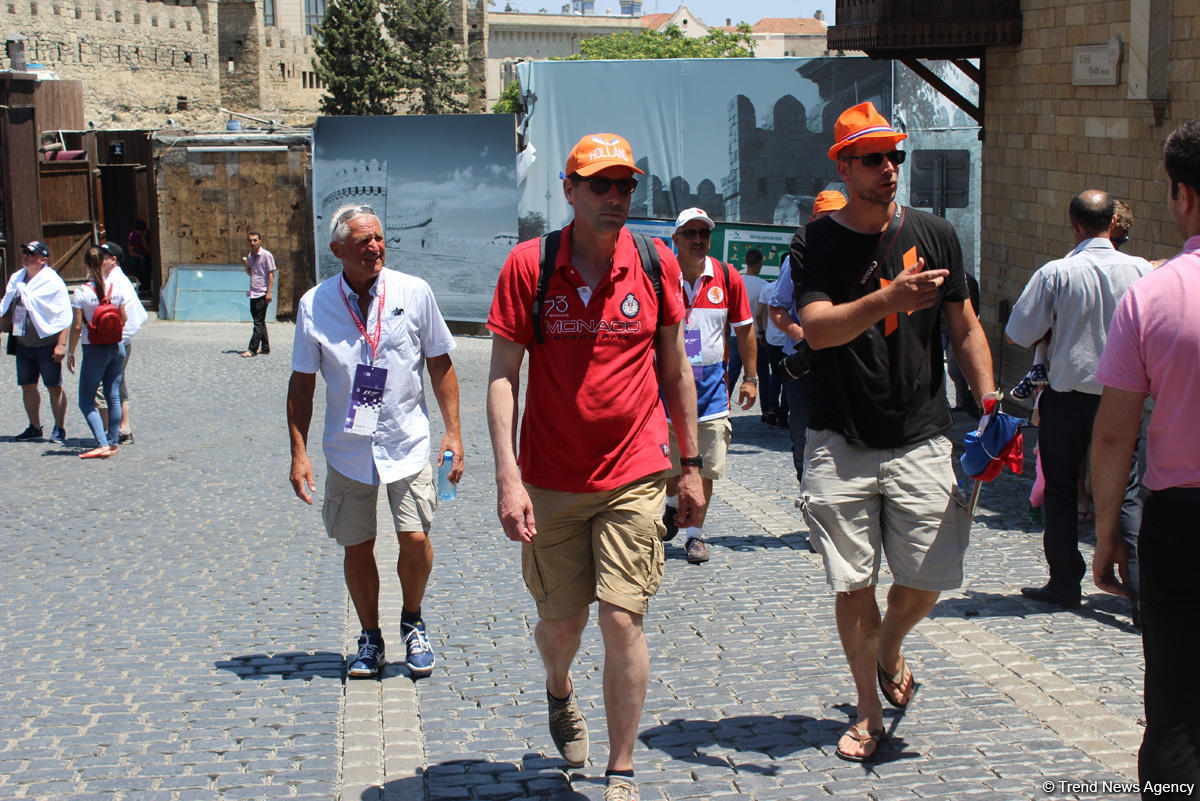 F1 fans viewing tourist attractions of Baku (PHOTO)
