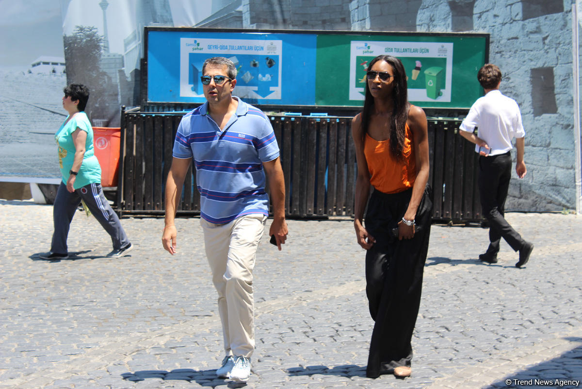 F1 fans viewing tourist attractions of Baku (PHOTO)