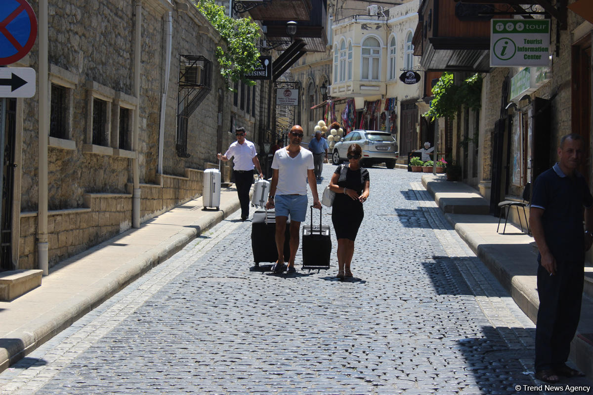 F1 fans viewing tourist attractions of Baku (PHOTO)