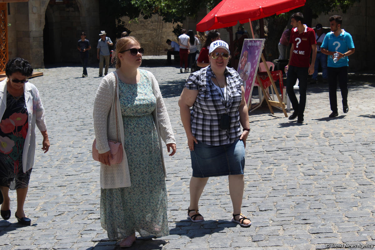 F1 fans viewing tourist attractions of Baku (PHOTO)