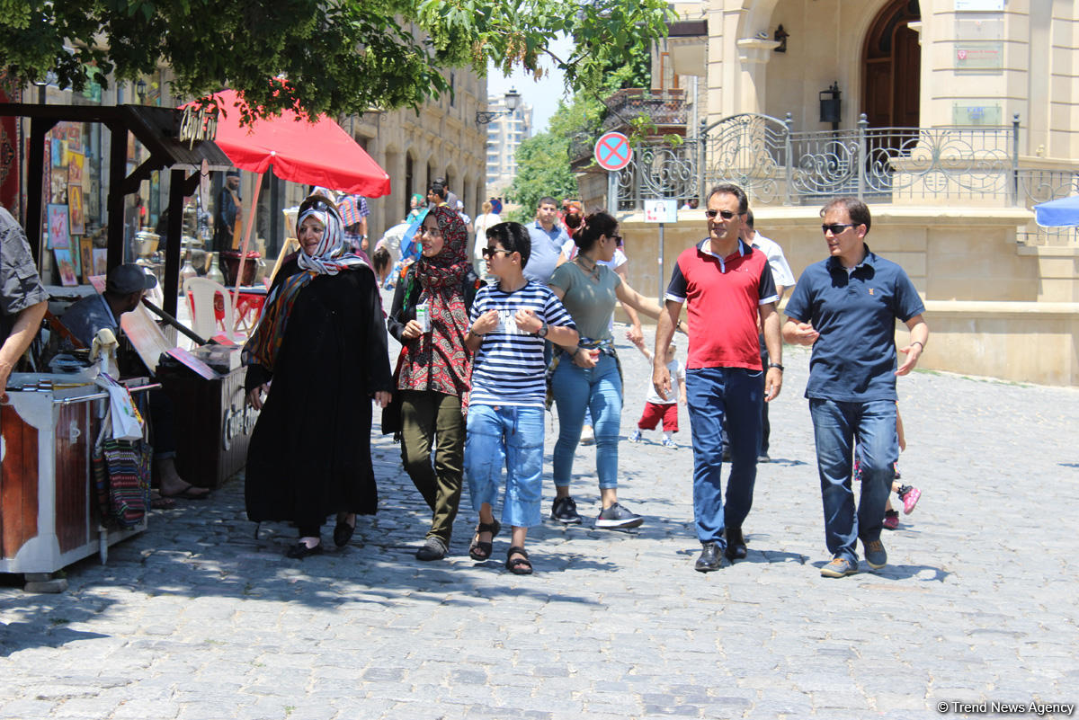 F1 fans viewing tourist attractions of Baku (PHOTO)