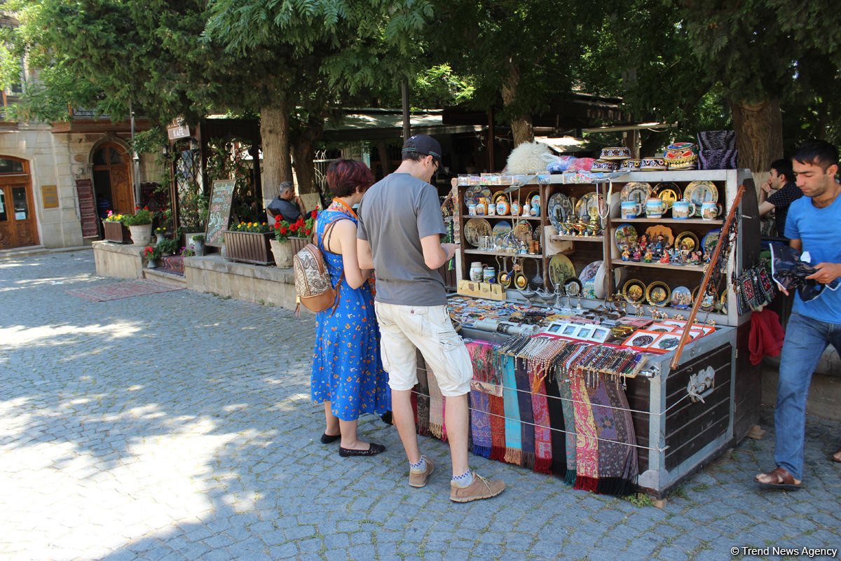 F1 fans viewing tourist attractions of Baku (PHOTO)