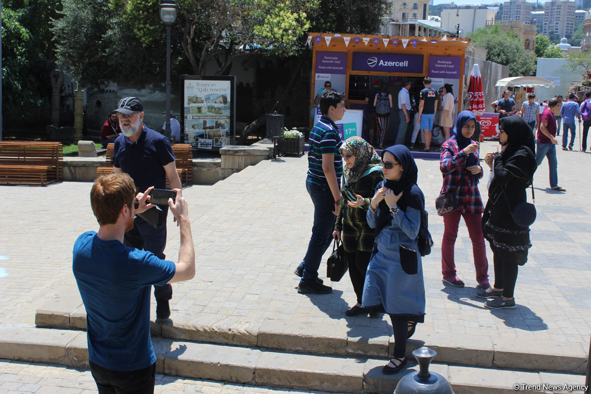 F1 fans viewing tourist attractions of Baku (PHOTO)