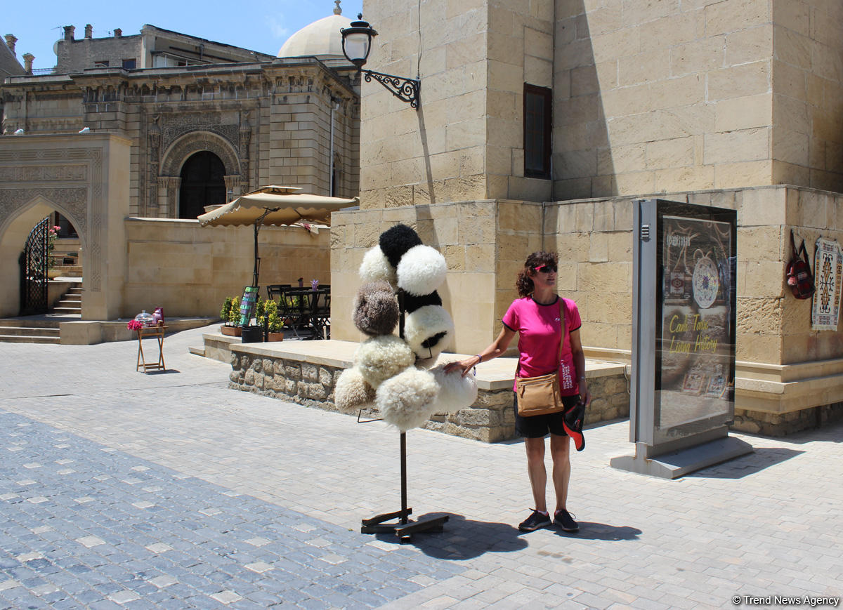 F1 fans viewing tourist attractions of Baku (PHOTO)