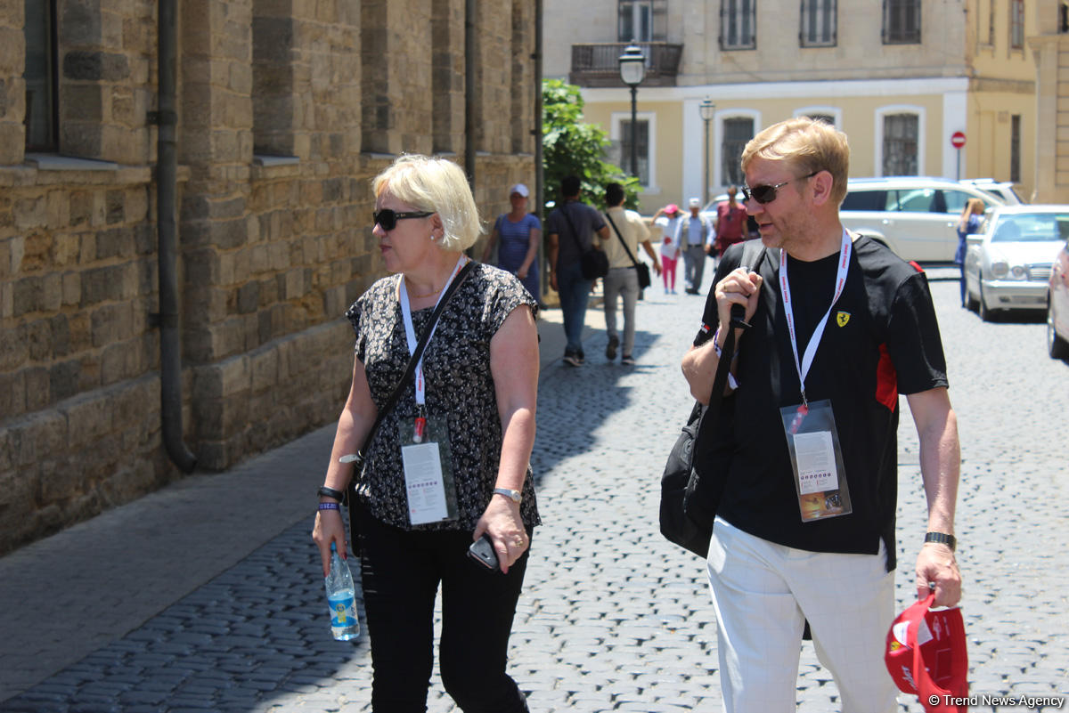 F1 fans viewing tourist attractions of Baku (PHOTO)