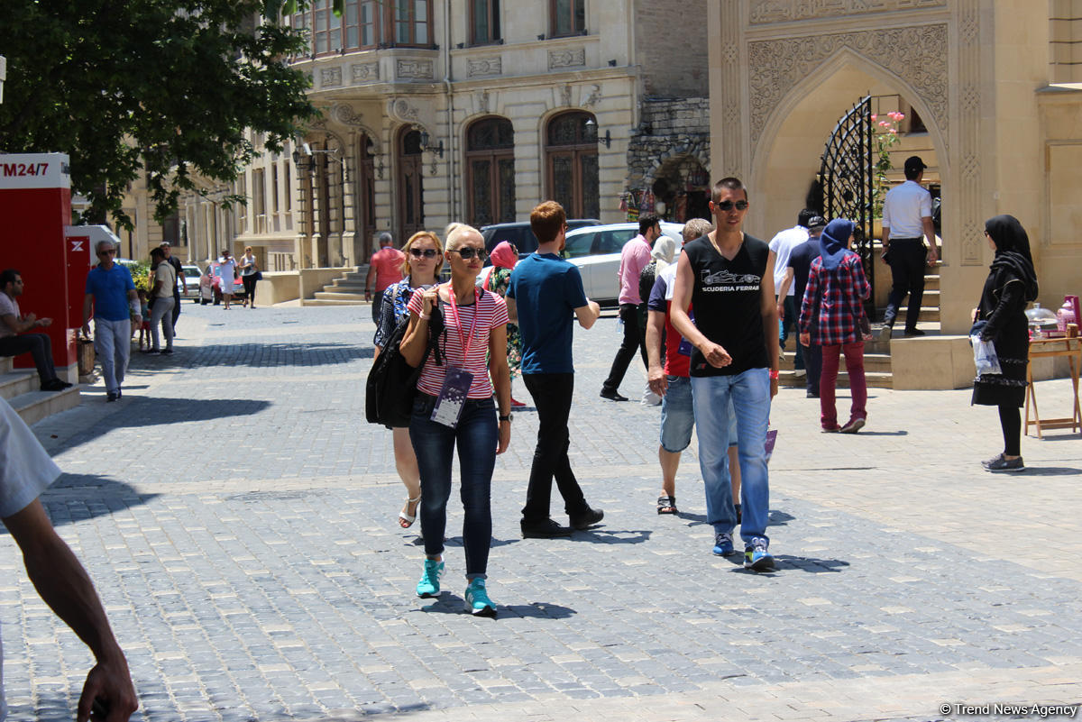 F1 fans viewing tourist attractions of Baku (PHOTO)