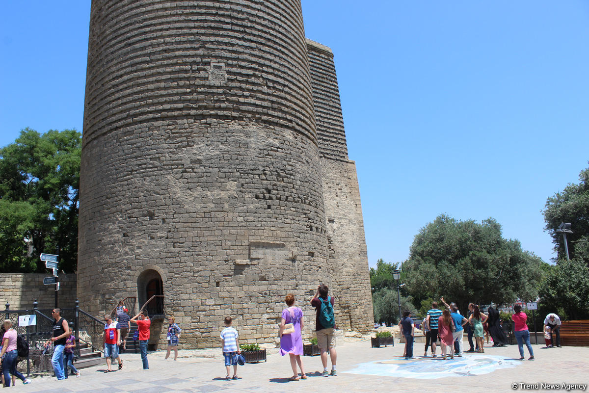 F1 fans viewing tourist attractions of Baku (PHOTO)