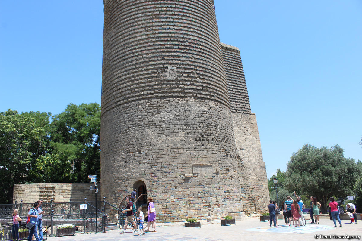 F1 fans viewing tourist attractions of Baku (PHOTO)