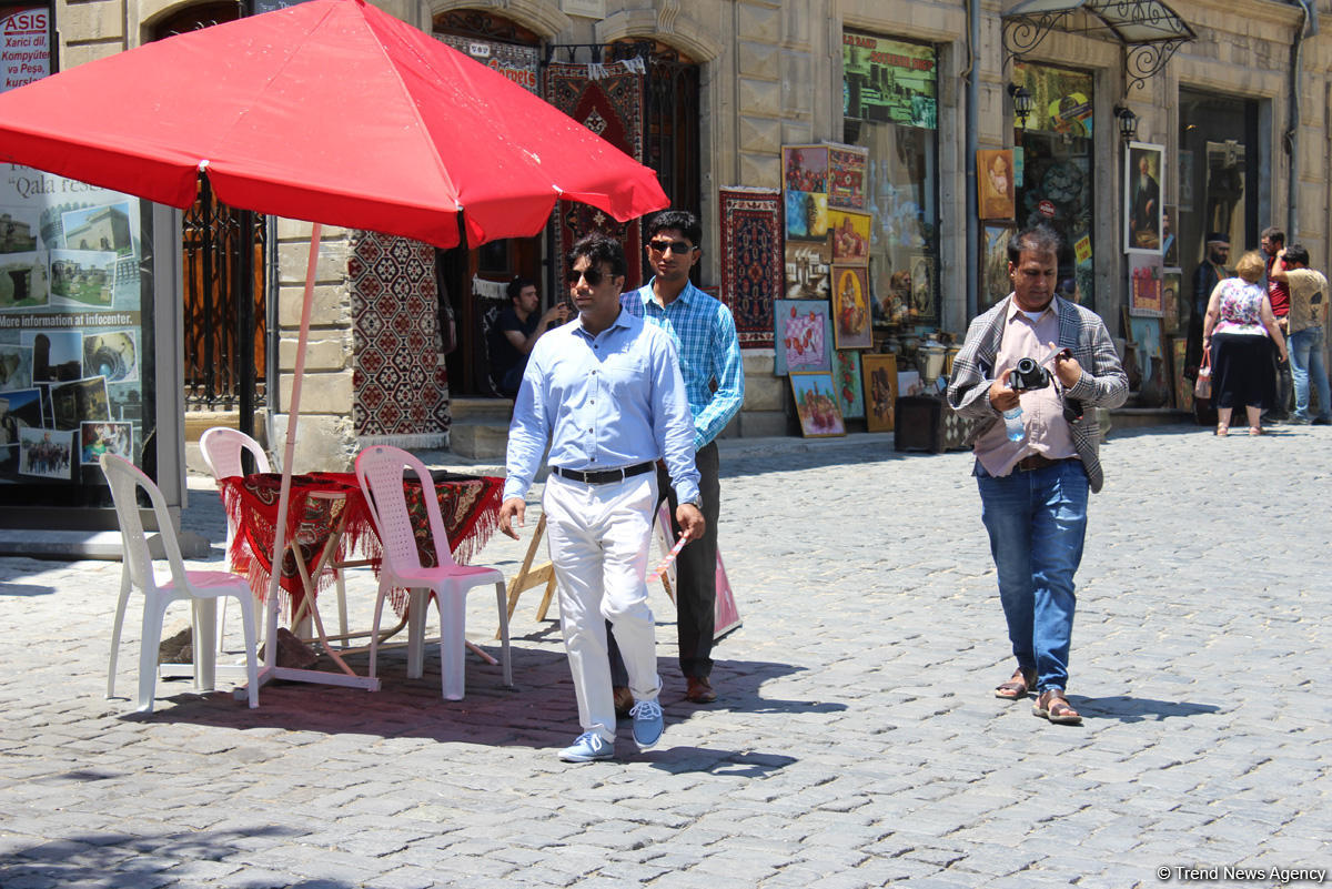 F1 fans viewing tourist attractions of Baku (PHOTO)