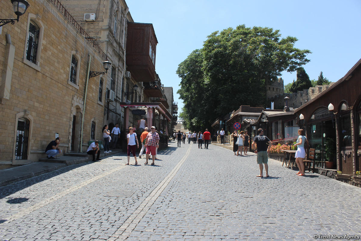 F1 fans viewing tourist attractions of Baku (PHOTO)