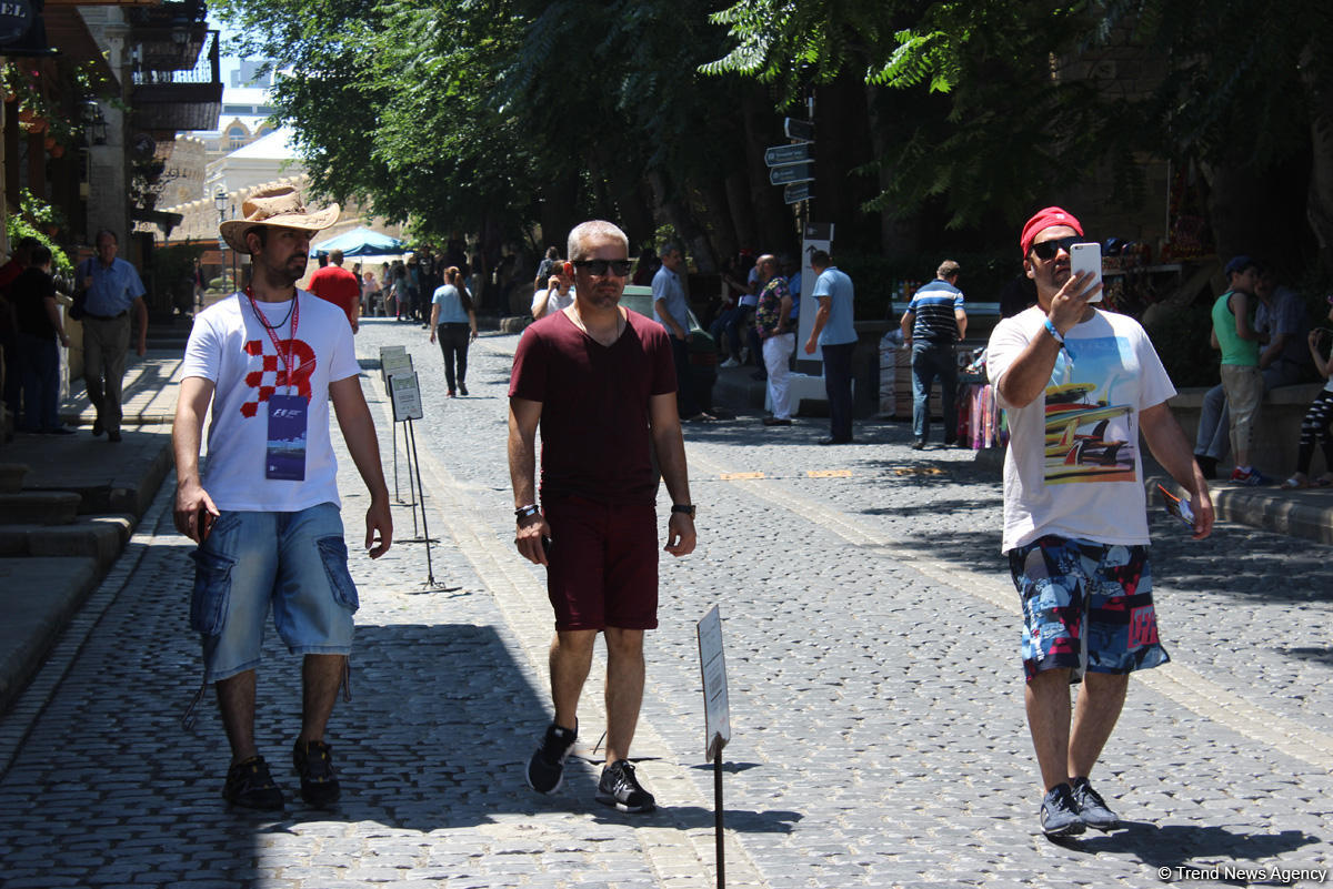 F1 fans viewing tourist attractions of Baku (PHOTO)