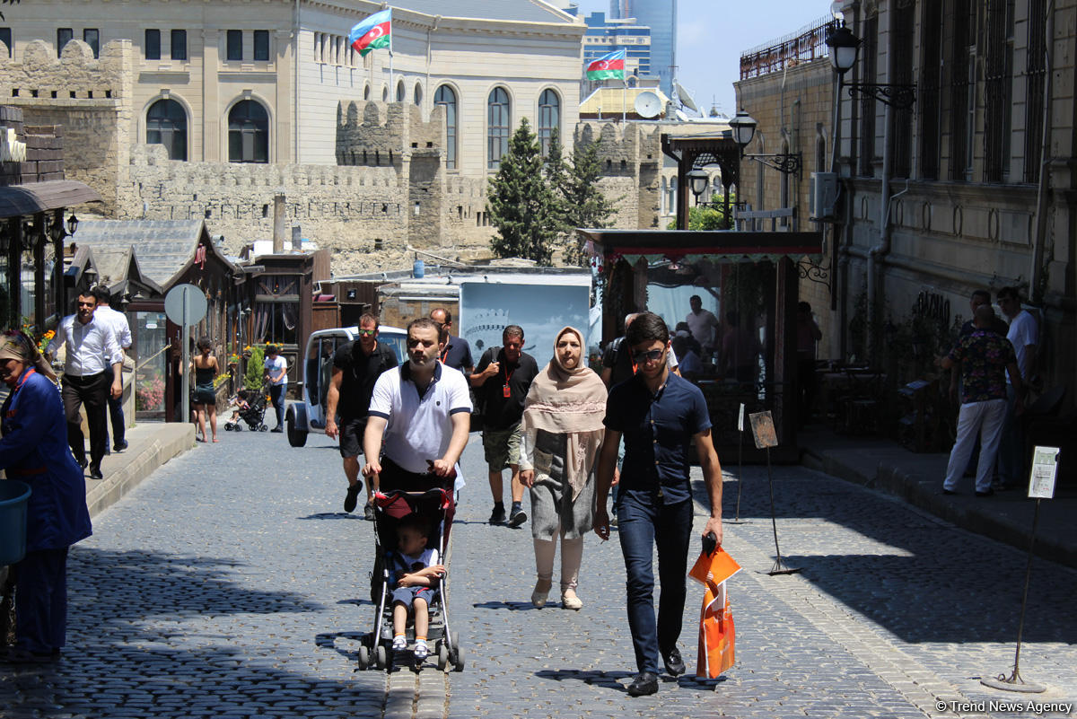 F1 fans viewing tourist attractions of Baku (PHOTO)