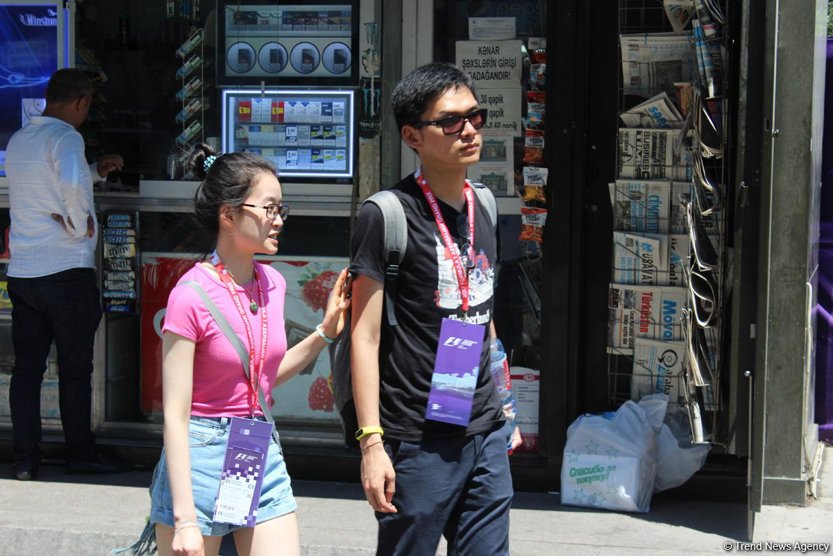 F1 fans viewing tourist attractions of Baku (PHOTO)