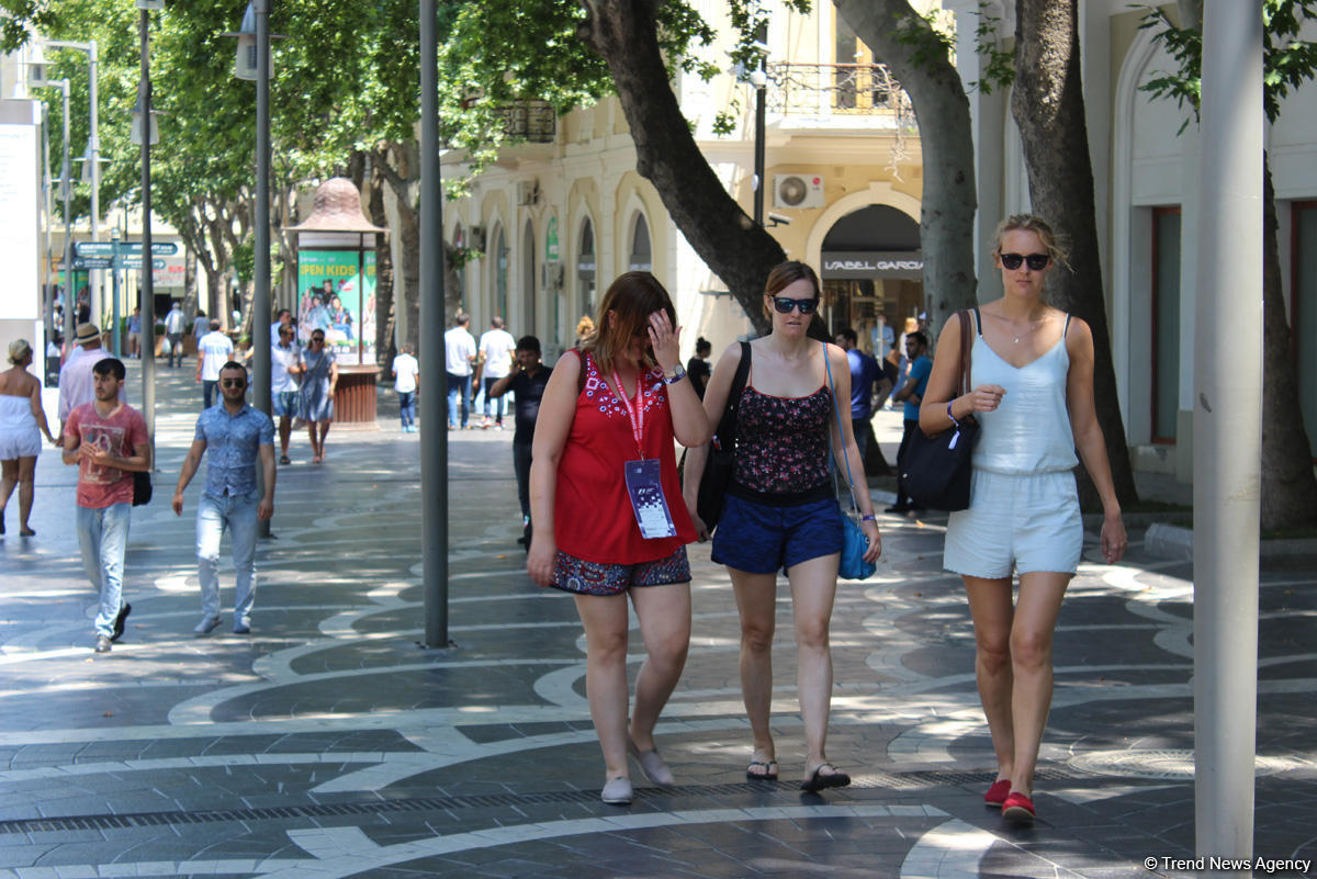 F1 fans viewing tourist attractions of Baku (PHOTO)