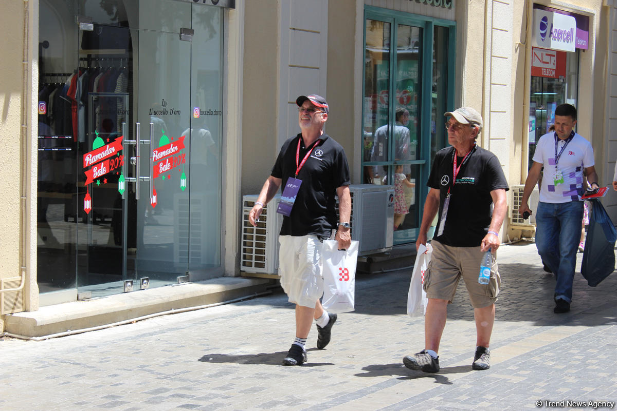 F1 fans viewing tourist attractions of Baku (PHOTO)