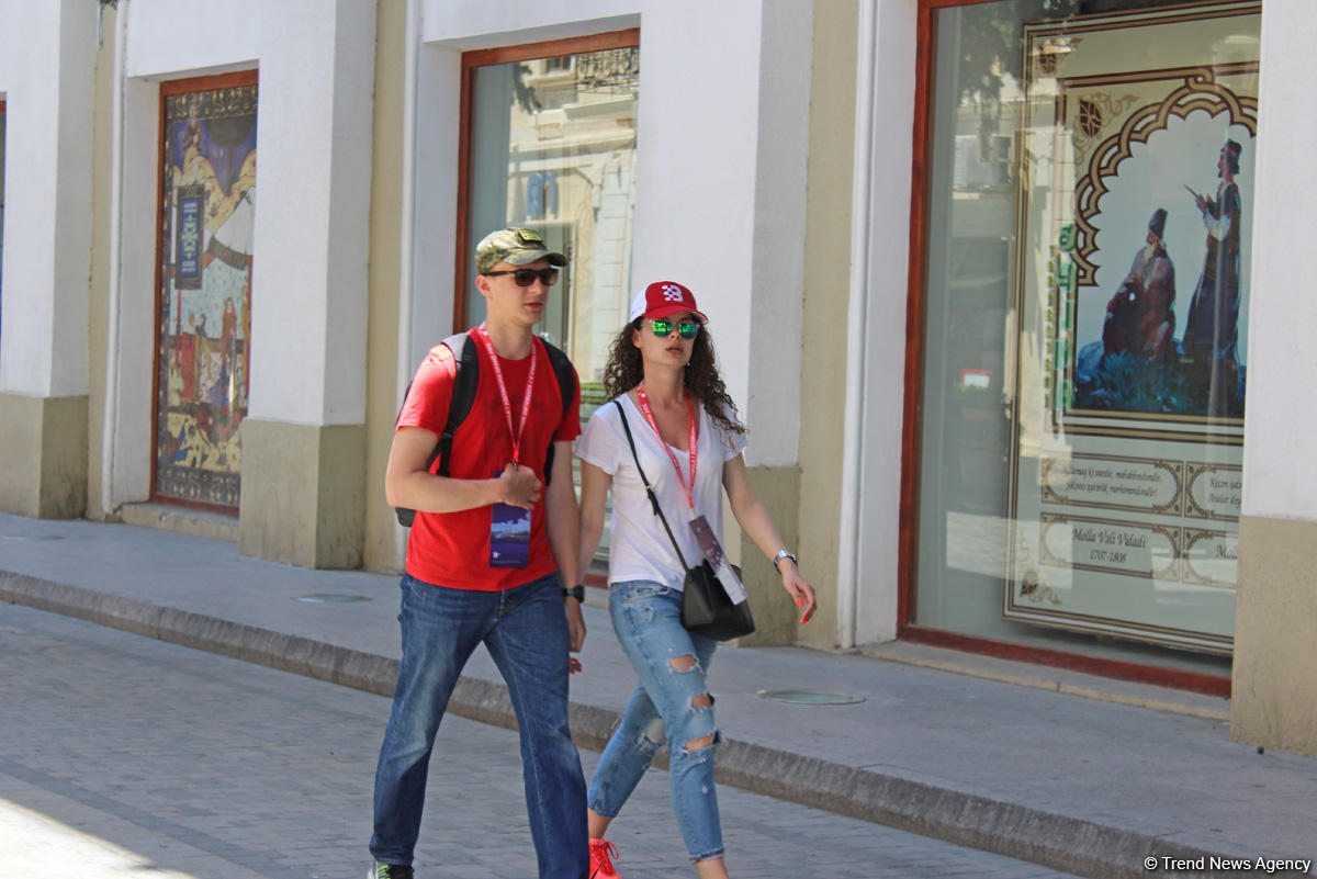 F1 fans viewing tourist attractions of Baku (PHOTO)