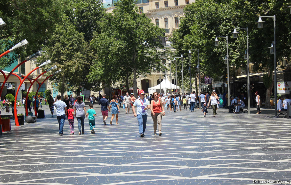 F1 fans viewing tourist attractions of Baku (PHOTO)
