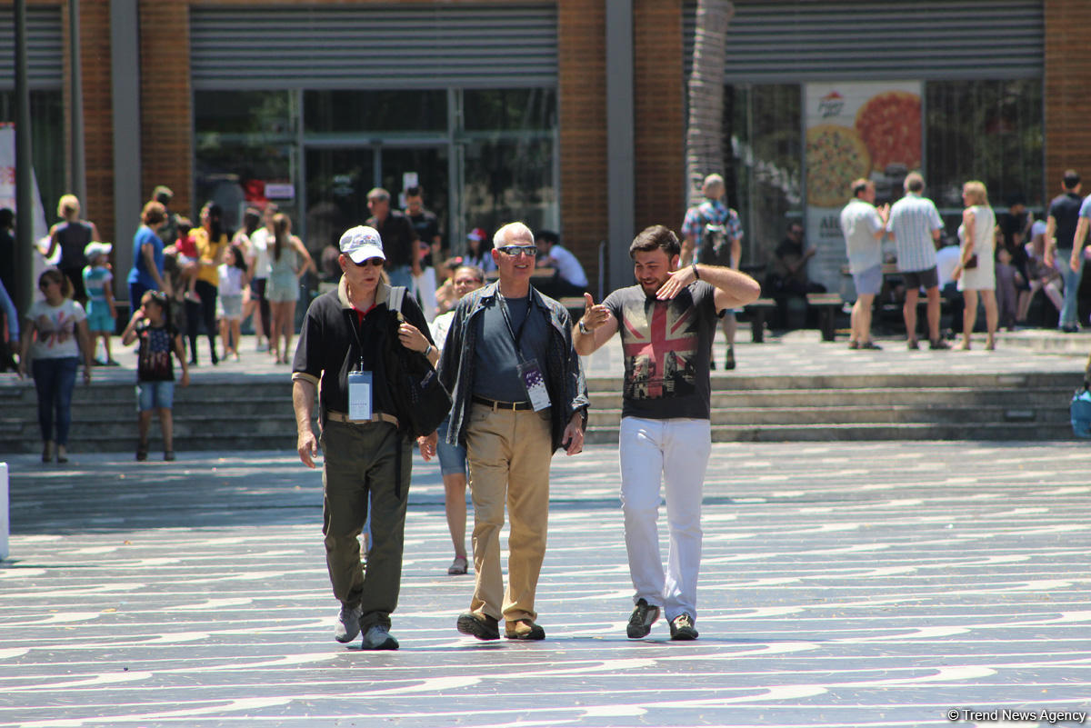 F1 fans viewing tourist attractions of Baku (PHOTO)