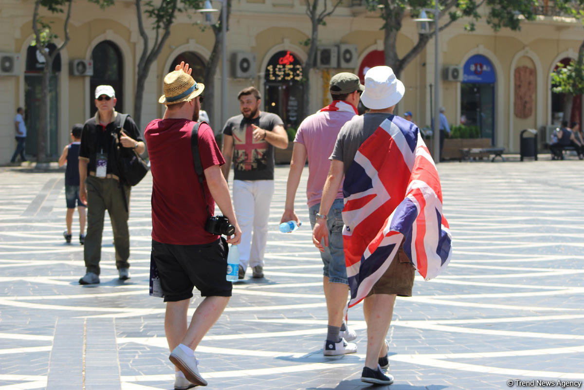 F1 fans viewing tourist attractions of Baku (PHOTO)