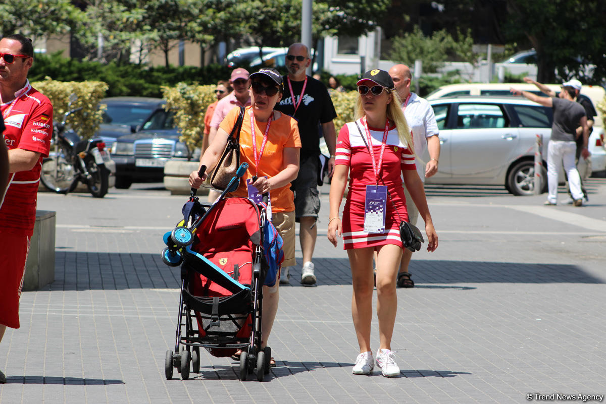 F1 fans viewing tourist attractions of Baku (PHOTO)