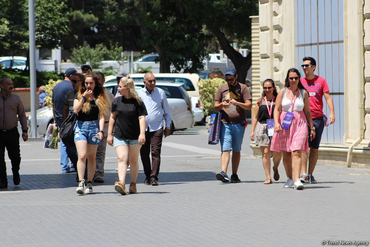 F1 fans viewing tourist attractions of Baku (PHOTO)